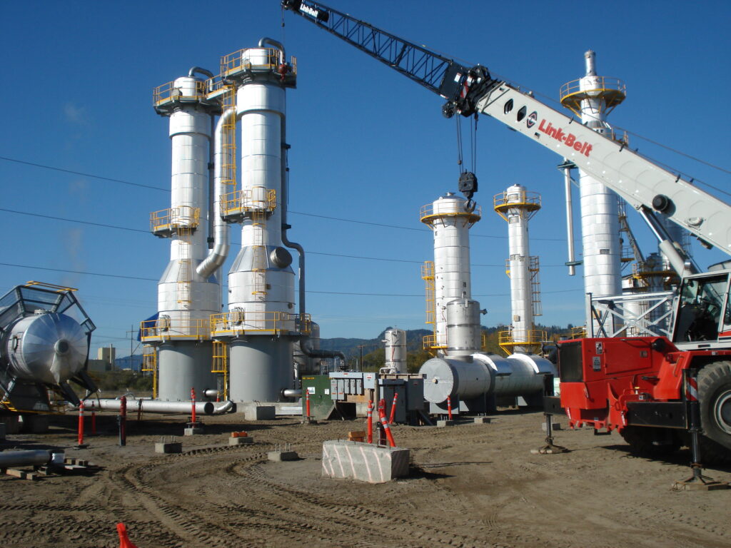Insulated evaporator vessels and columns being installed onsite with a mobile crane